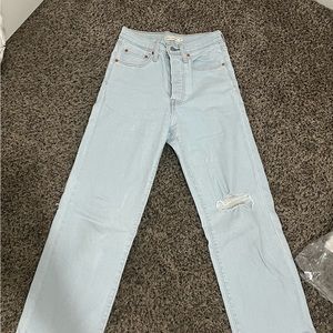 Levi’s RIBCAGE Straight Ankle Light Wash Jean size 27